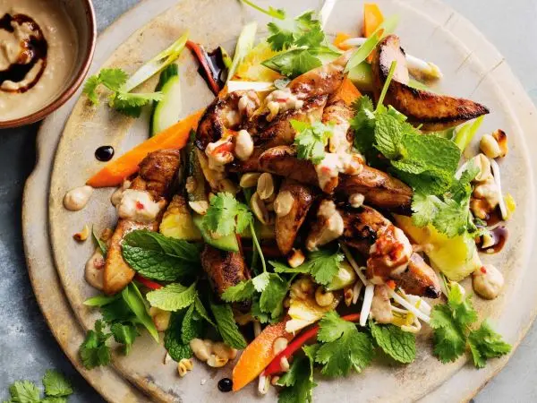 Maaltijdsalade met kip ketjap (Verpakking in Rumah Jawa-stijl)