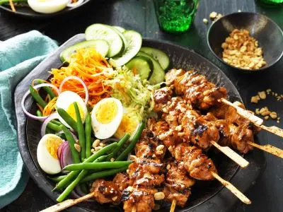 Maaltijdsalade met saté en pindasaus
